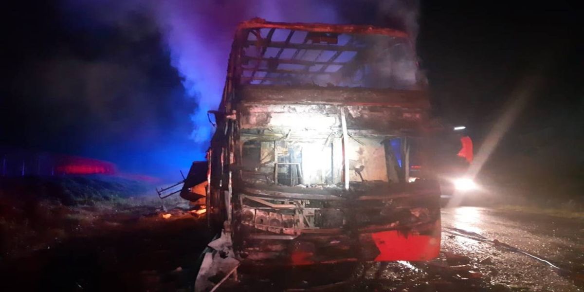 Ônibus é totalmente destruído após incêndio na BR-376 em Ponta Grossa