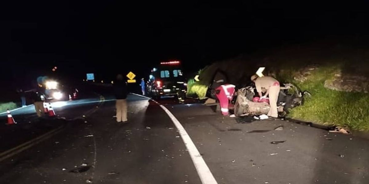 Três pessoas morrem após serem ejetados do carro em forte colisão na BR-277