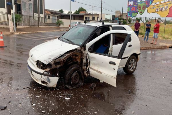 Três pessoas ficaram feridas após forte colisão no Bairro Cascavel Velho