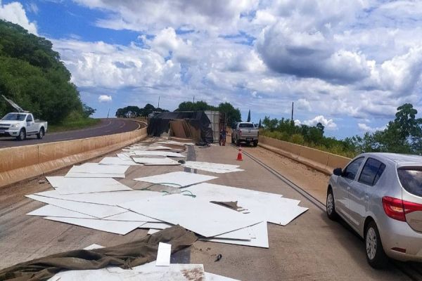 Tombamento de carreta é registrado na BR-163 em Lindoeste