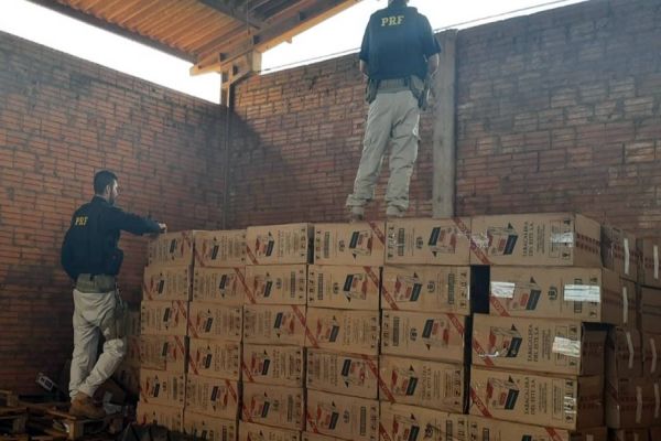 Imagem referente a notícia: PRF estoura depósito de cigarros no oeste do Paraná