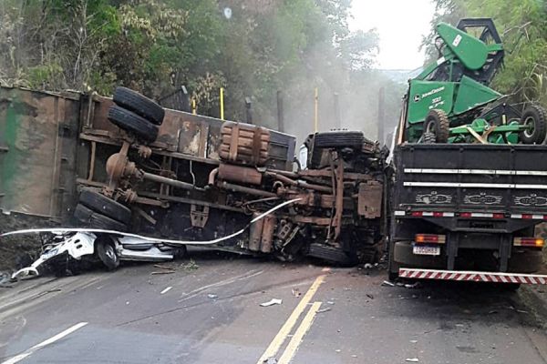 Imagem referente a notícia: Caminhão sem freios atinge quatro veículos e esmaga carro na PR-281 em Realeza