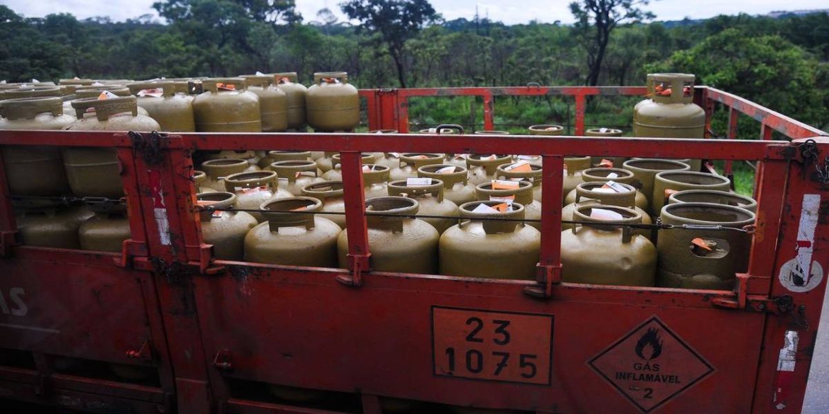 Gasolina sobe 47,49% e gás de botijão, 36,99% em 2021, diz IBGE