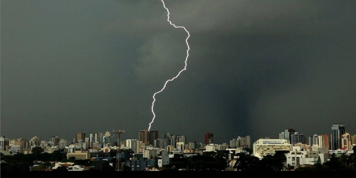 Homem morre após ser atingido por raio dentro de casa, em Castro
