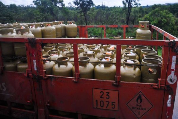 Gasolina sobe 47,49% e gás de botijão, 36,99% em 2021, diz IBGE