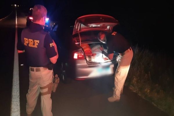PRF prende em Céu Azul casal que transportava grande quantidade de maconha em carro roubado