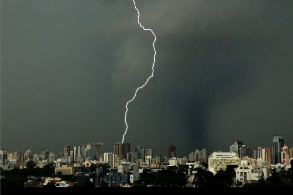 Homem morre após ser atingido por raio dentro de casa, em Castro