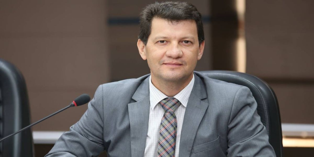 Romulo Quintino protocola projeto proibindo banheiros unissex nas escolas municipais