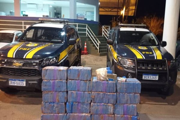 Em blitz da Lei Seca, PRF prende suspeito, recupera veículo e apreende 320 kg de maconha