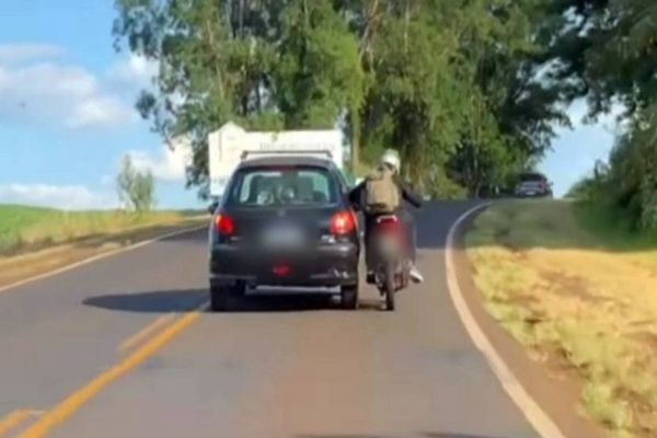 Imagem referente a notícia: Internauta flagra motociclista pegando ''carona'' em veiculo na PR-180; Veja o vídeo