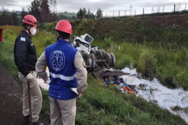 Imagem referente a notícia: Cinco pessoas morrem em acidente com caminhão no PR; Carro dos bombeiros é atingido por caminhão