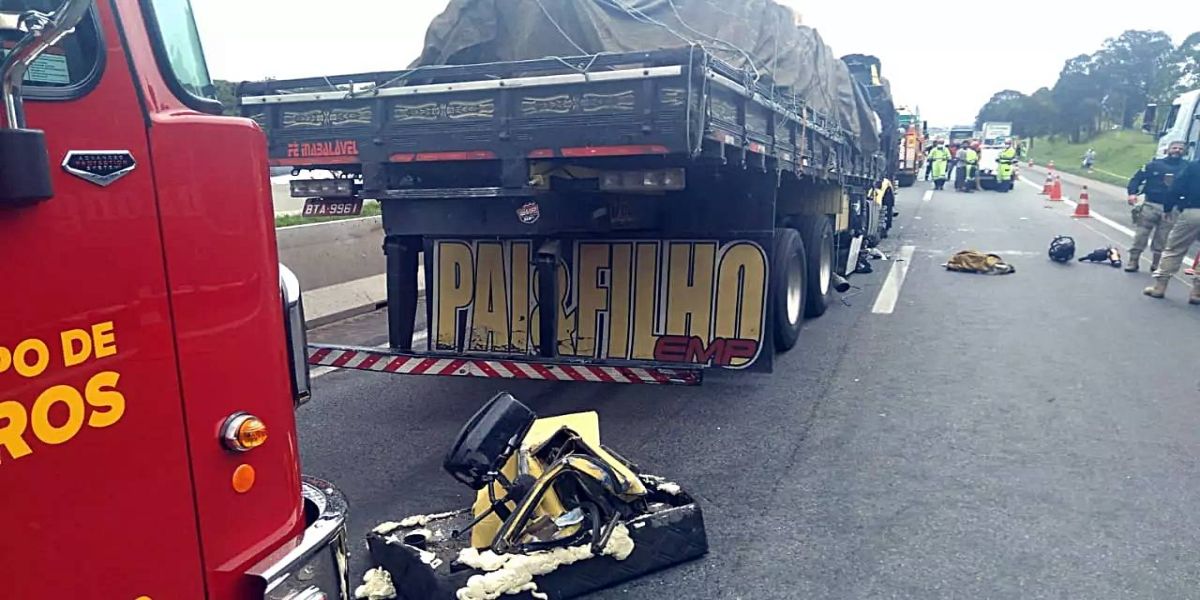 Filho bate na traseira de caminhão do pai em engavetamento e morre com a esposa na BR-116