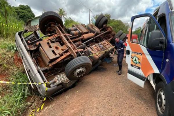 Caminhão tomba e motorista morre na BR-376, em Nova Londrina