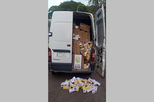 Operações com Cães da PM apreende furgão carregado com cigarros na PR-180