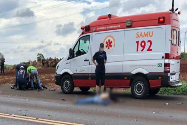 Mulher morre após forte colisão entre motocicleta e caminhão na BR-277 em Ibema