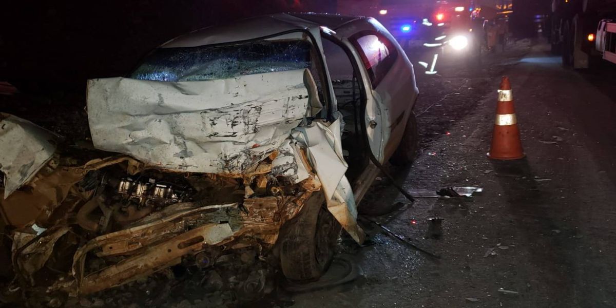Duas pessoas morrem em gravíssimo acidente na BR-277; Carro fica totalmente destruído