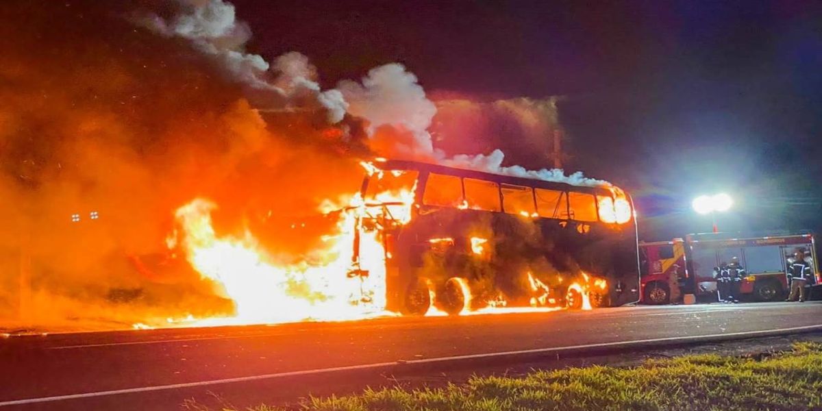 Ônibus com 32 passageiros pega fogo e fica destruído na rodovia PR-323 em Paiçandu