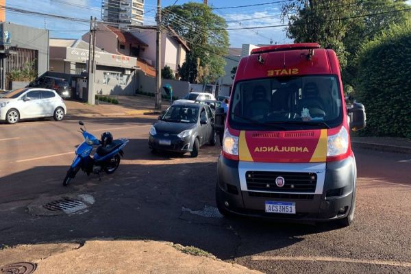 Imagem referente a notícia: Jovem de 20 anos fica ferida após colisão entre carro e moto na Rua Antonina