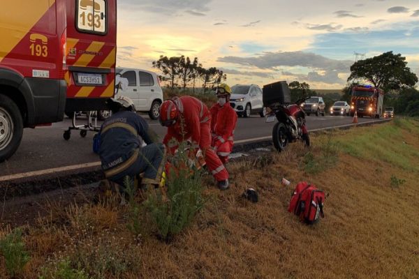 Imagem referente a notícia: Motociclista colide na traseira de caminhão na rodovia BR-467, próximo a Sede Alvorada