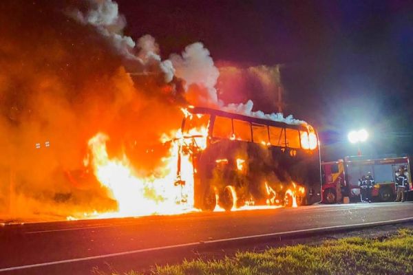 Imagem referente a notícia: Ônibus com 32 passageiros pega fogo e fica destruído na rodovia PR-323 em Paiçandu