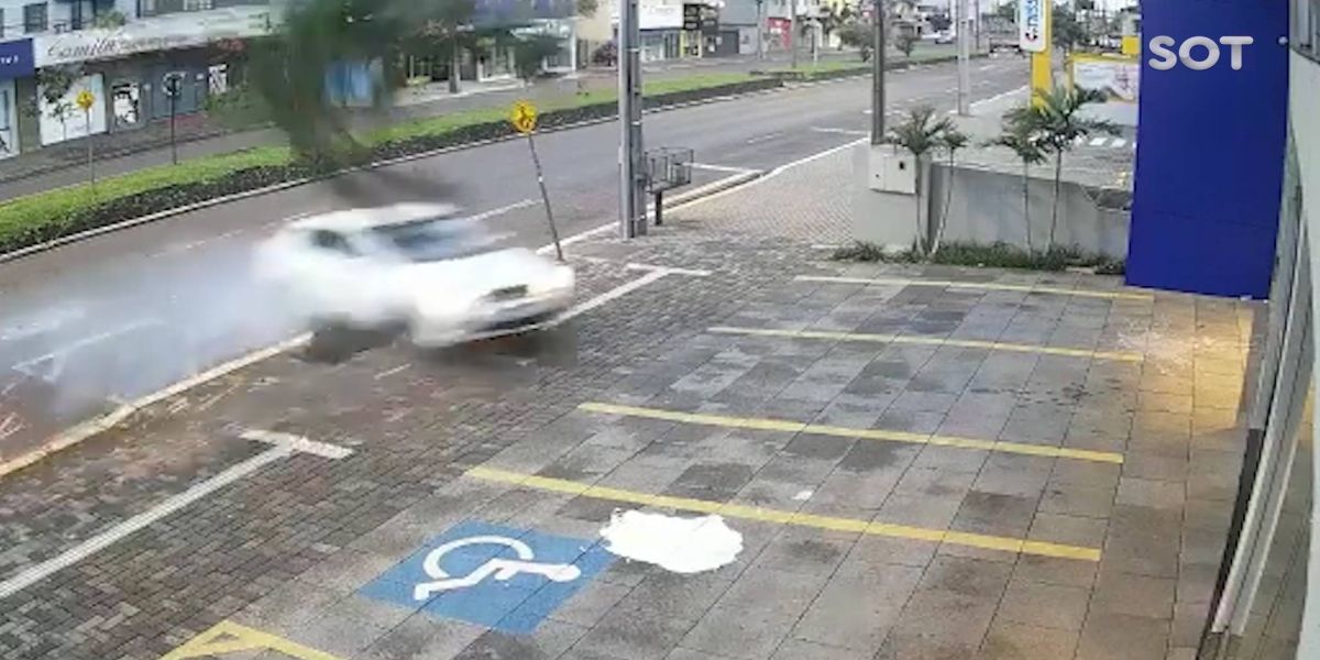 Carro arranca arvore e derruba poste de energia na Avenida Calos Gomes em Cascavel