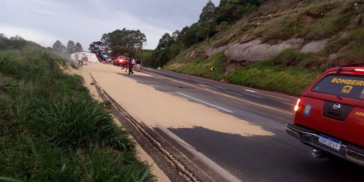 Samu atende vítimas de acidente próximo a trevo acesso a Diamante do Sul