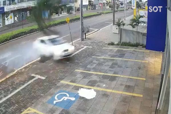 Imagem referente a notícia: Carro arranca arvore e derruba poste de energia na Avenida Calos Gomes em Cascavel