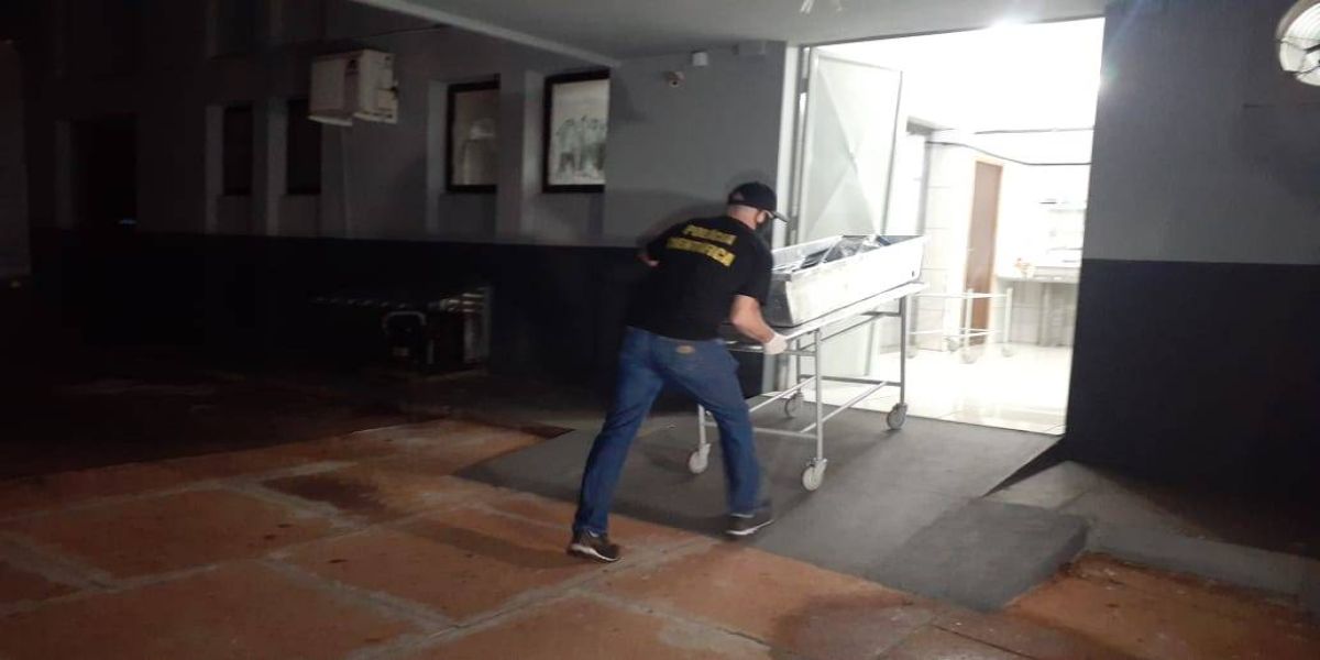 Corpo de homem morto de confronto com a PM em Três Barras do Paraná chega ao IML de Cascavel