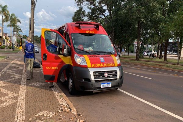 Jovem de 14 anos fica ferido após ser atropelado por carro na Avenida Brasil em Cascavel