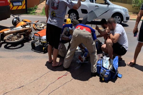 Imagem referente a notícia: Jovem fica gravemente ferida após forte colisão na Rua Ipanema no Loteamento São Francisco