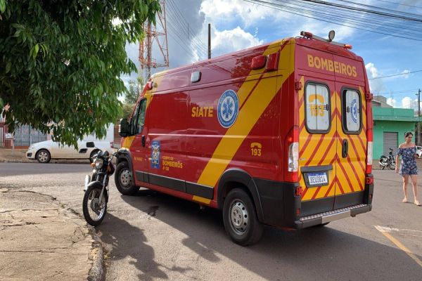 Imagem referente a notícia: Motociclista de 52 anos sofre fratura em tornozelo após colisão na Rua Jacarezinho