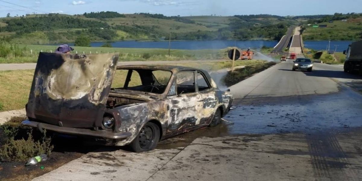 Veículo tem pane e pega fogo na BR-163, próximo a ponte sobre o Rio Iguaçu