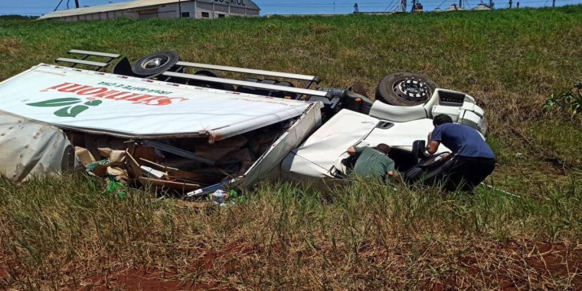 Motorista perde o controle da direção e caminhão tomba na BR 467 em Toledo