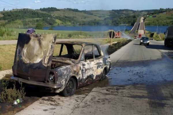 Veículo tem pane e pega fogo na BR-163, próximo a ponte sobre o Rio Iguaçu
