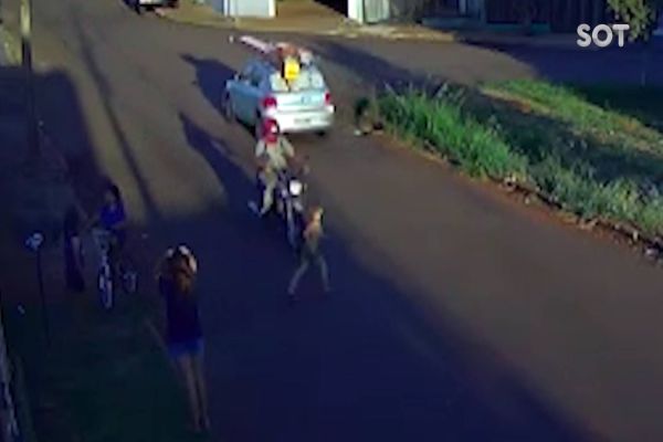 Imagem referente a notícia: Câmera de segurança registra menino sendo atropelado no Bairro Santa Felicidade