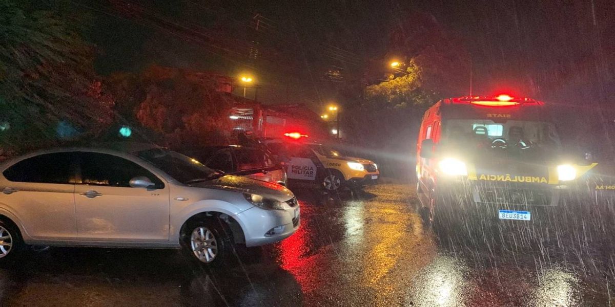 Jovem fica ferido após forte colisão na Rua Ermelino Leão