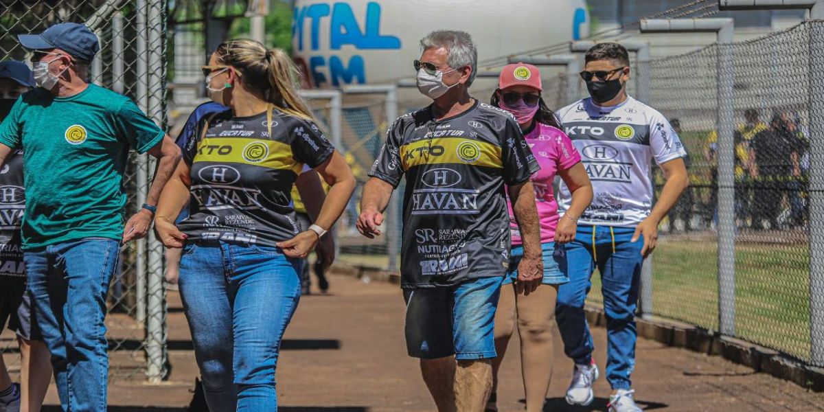 Torcedor com a camisa do FC Cascavel paga meia-entrada; ingressos já estão à venda