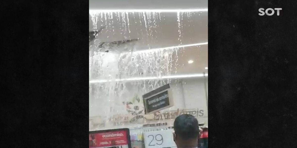 Telhado de mercado é danificado e Shopping Central Park alaga após temporal no centro de Cascavel