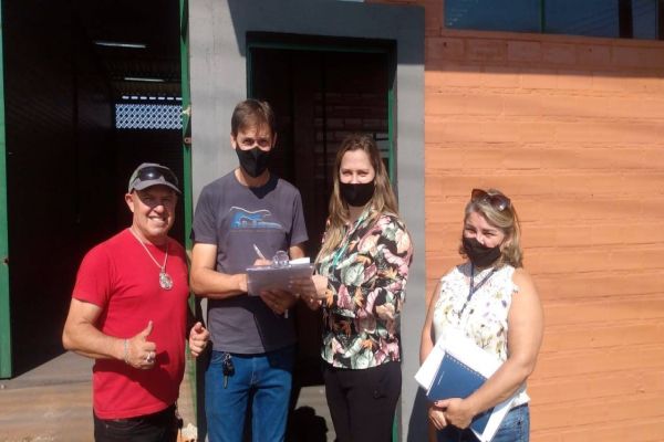 Empreendedores recebem chaves de casulos industriais