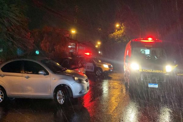 Imagem referente a notícia: Jovem fica ferido após forte colisão na Rua Ermelino Leão