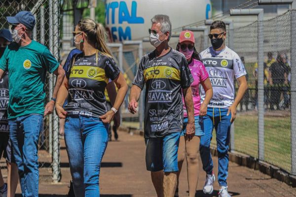 Torcedor com a camisa do FC Cascavel paga meia-entrada; ingressos já estão à venda