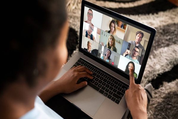 Covid-19: aumento no número de casos leva organizações a rever planos de retomada presencial