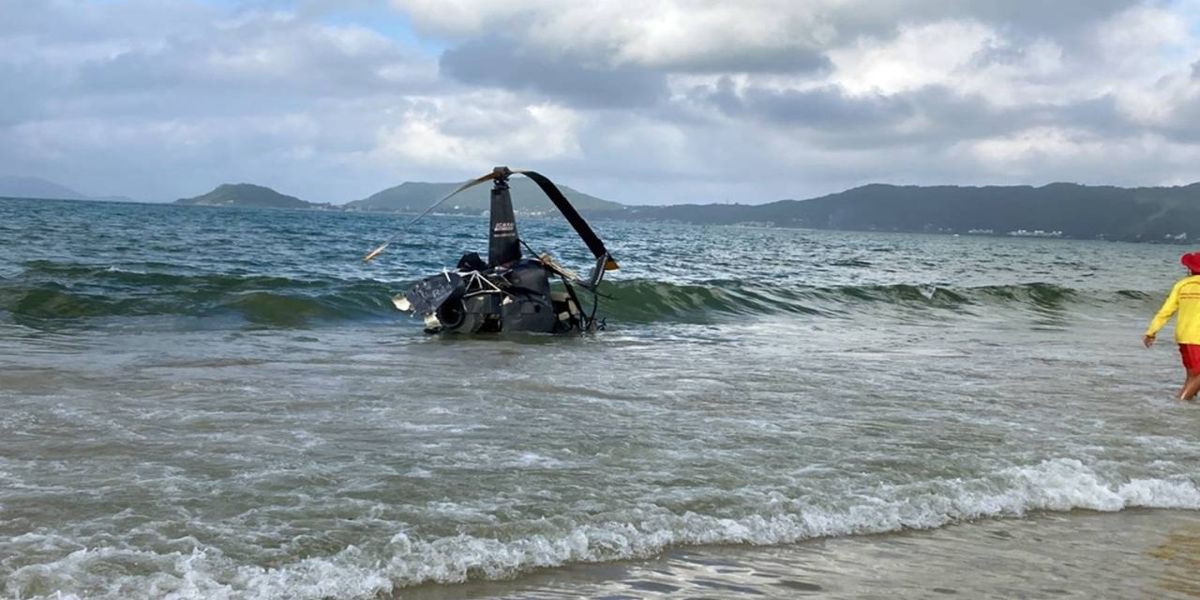 Helicóptero cai no mar em praia de Florianópolis