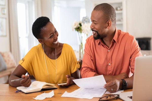 Lei da direito a inclusão de nome do cônjuge em fatura