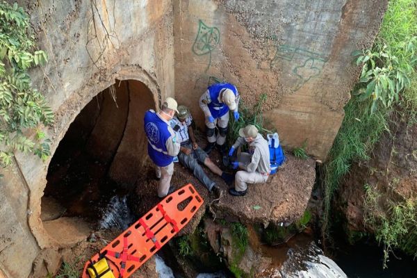 Imagem referente a notícia: Homem sofre fratura em perna após cair em córrego no Jardim Colmeia