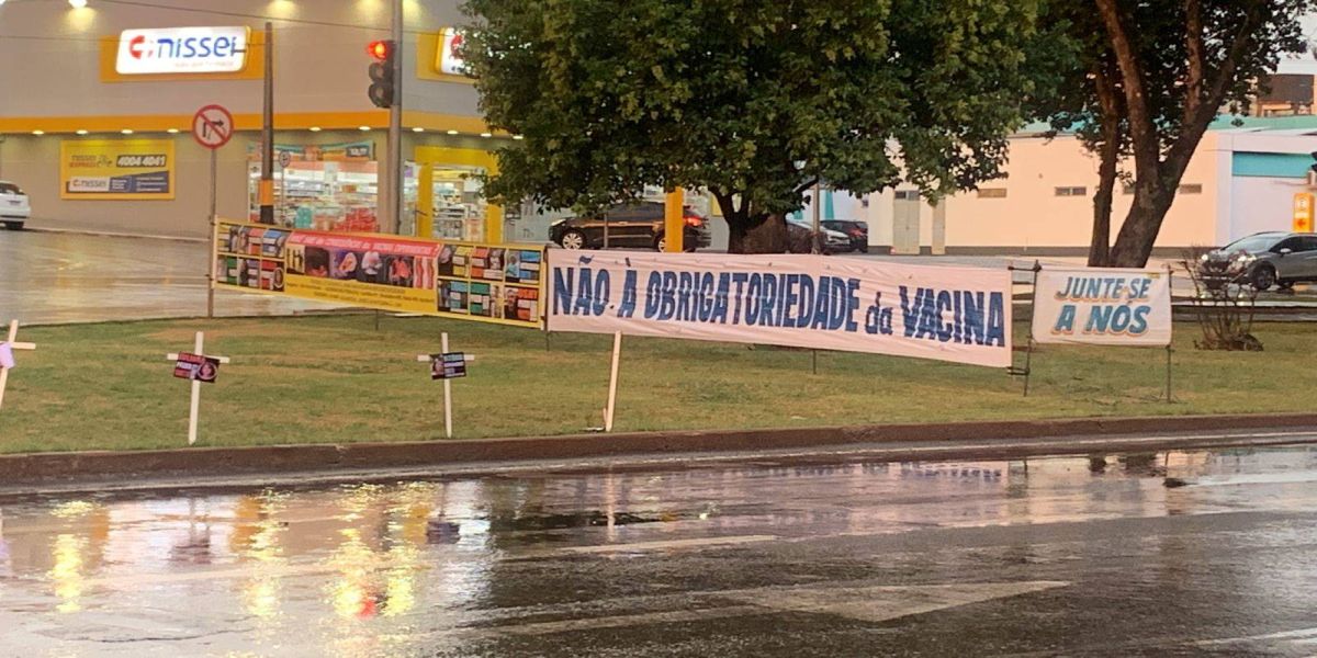 Placas são colocadas na Av Brasil, pedindo a não obrigatoriedade de vacinas para crianças e adultos