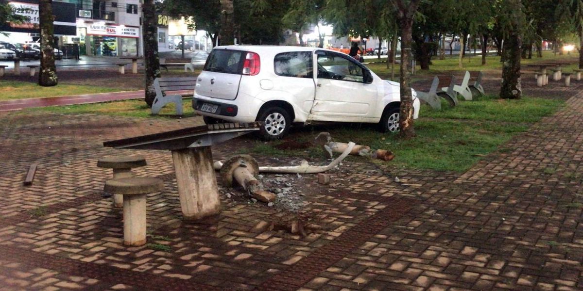 Uno invade canteiro central da Avenida Brasil no Bairro São Cristóvão