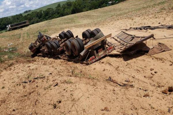 Imagem referente a notícia: Carreta carregada com trigo tomba na PR-281 entre São João e São Jorge D’oeste