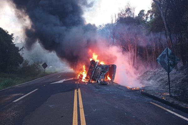 Imagem referente a notícia: Homem morre após colisão frontal entre caminhões na BR-277 em Nova Laranjeiras