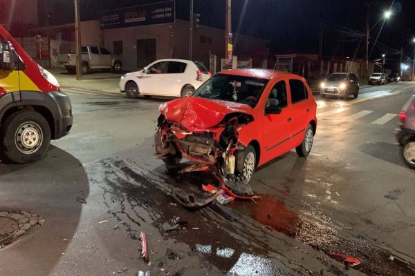Imagem referente a notícia: Duas mulheres ficam feridas após forte colisão no Jardim Clarito